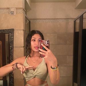 Meet your Posher, Rhiya